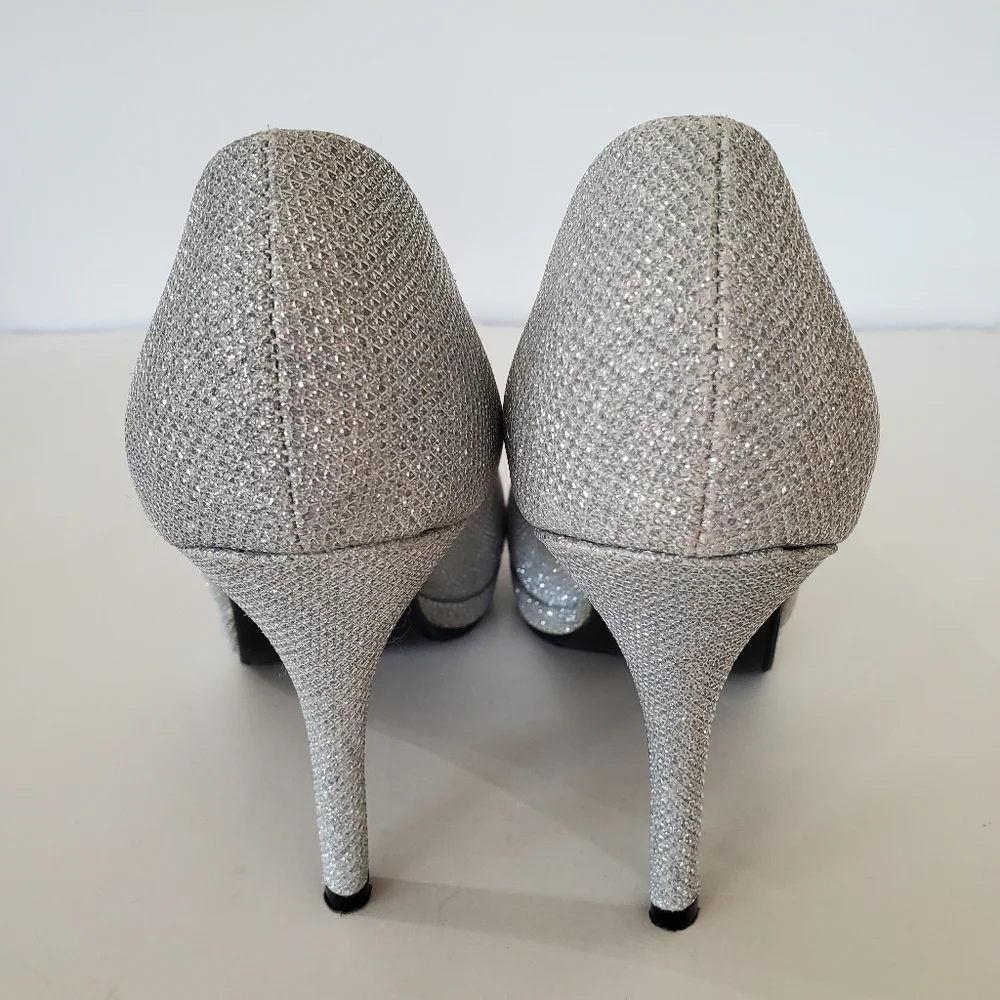 Sparkly Silver 8 Slip On Pump Michaelangelo 3.5" Heel David's Bridal AROBIN23 - Picture 2 of 16